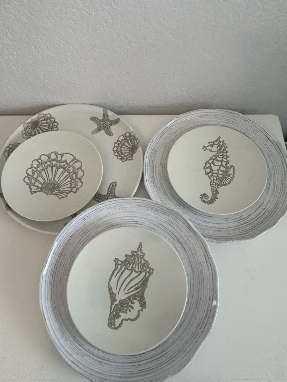 Sur la Table Coastal Seashell Plastic Outdoor Dinner-App Plates Neutral 3pc Set